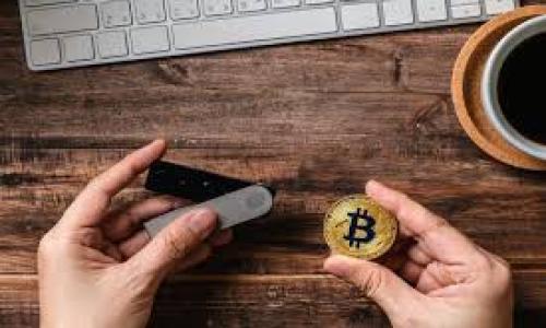 冷钱包（Cold Wallet）是指一种存储加密货币的方式，它与互联网完全断开连接，因此比热钱包（Hot Wallet）更安全。冷钱包通常用于长期存储数字资产，因为它们能够有效地防止黑客攻击和病毒感染。冷钱包的关键理念是“离线存储”，即将您的私钥保存在不会直接接触到互联网的环境中。这种方法使得冷钱包成为许多持有大量加密货币用户的重要选择。

### 冷钱包的种类

冷钱包有多种形式，包括：

1. **硬件钱包**：这是最常见的冷钱包形式，通常是一个USB设备，能够安全存储私钥。常见的硬件钱包有Ledger Nano S和Trezor等。
  
2. **纸钱包**：这是一种将私钥打印在纸上的冷钱包。用户可以将其妥善保管，防止被盗或丢失。

3. **离线电脑**：用户可以设置一台不连接互联网的专用电脑，来生成和存储加密货币的私钥和钱包信息。

### 冷钱包的优点

- **安全性高**：冷钱包的最大优点就是离线存储，这使得黑客很难通过网络攻击盗取资金。
  
- **长期储存**：对于那些长期持有且不打算频繁交易的人来说，冷钱包是理想选择。

- **防止人为错误**：由于冷钱包通常需要更复杂的步骤来发送资金，用户不容易因为操作不当而导致损失。

### 冷钱包的缺点

- **不便捷**：与热钱包相比，冷钱包在交易时需要额外步骤，尤其需要连接硬件钱包或者打印和保护纸钱包。

- **丢失风险**：如果用户丢失了冷钱包的物理设备（如硬件钱包或纸钱包），将很可能永久失去其中存储的资金。

### 如何选择适合的冷钱包

在选择冷钱包时，用户需要考虑以下几个因素：

- **安全性**：选择知名厂商的产品会增加资金安全性。
  
- **易用性**：虽然安全性重要，但也要考虑到自己对技术的掌握程度。

- **支持的货币种类**：确保冷钱包支持您希望存储的所有类型的加密货币。

### 结束语 

冷钱包是加密货币用户保护资产安全的重要工具。尽管在使用上存在一些不便之处，但它的高安全性使得很多人愿意将其视为长期投资的首选。对于那些珍视自己数字资产的人而言，了解并使用冷钱包是值得的。

#### 相关问题

1. 冷钱包和热钱包的主要区别是什么？
2. 如何安全地使用和存储冷钱包？

---

### 问题1：冷钱包和热钱包的主要区别是什么？

冷钱包（Cold Wallet）和热钱包（Hot Wallet）是两种不同的加密货币存储方式，各有优缺点。

#### 安全性

- **冷钱包**：如前所述，冷钱包是离线存储，因此安全性极高。它们能够有效防止黑客攻击，避免在线交易带来的风险。

- **热钱包**：热钱包是在线钱包，允许用户快速方便地进行交易。然而，安全性较低，因为它们始终处于网络连接状态，容易受到网络攻击。

#### 使用便捷性

- **冷钱包**：使用冷钱包进行交易时，需要更加繁琐的操作，例如将硬件钱包连接到电脑或手动输入纸钱包的私钥，因此在日常交易中不如热钱包方便。

- **热钱包**：热钱包提供迅速的交易过程，用户可以随时随地进行买卖。这对于频繁交易的用户来说是一个巨大的便利。

#### 应用场景

- **冷钱包**：适合那些长期投资且不打算频繁交易的用户，像是希望保值或长期持有的投资者。

- **热钱包**：适合那些需要实时交易和管理资产的用户，像是交易员或日常使用者。

综上所述，冷钱包和热钱包的选择应根据用户的需求和使用场景而定。

### 问题2：如何安全地使用和存储冷钱包？

使用和存储冷钱包时，必须采取一些安全措施，以确保数字资产的安全。

#### 硬件保管

首先，硬件钱包应该放在安全、干燥的地方，避免潮湿和高温环境。同时，可以在多个地方存放备份，降低丢失的风险。

#### 私钥保护

无论是硬件钱包还是纸钱包，私钥都是访问和管理资产的关键。务必妥善保管这份信息，避免与他人共享，并考虑使用更加安全的环境生成私钥。

#### 定期检查

定期检查冷钱包的状态也是非常必要的。有些硬件钱包更新固件时可能会提升安全性，保持软硬件更新能够有效防止安全漏洞。

#### 心态调整

最后，作为用户，保持冷静和理智对于管理加密资产至关重要。争取在技术和安全性上增强自我认知，避免因恐慌或焦虑导致错误决策。

通过以上信息，相信可以更清楚地理解冷钱包的重要性以及如何安全地使用和存储冷钱包。真心希望大家都能保护好自己的数字资产，避免不必要的损失。